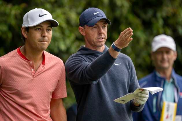 June 13, 2023, Los Angeles, California, USA: Golfer RORY MCLLROY discusses a shot with his caddy during a practice round for the 2023 US Open at the Los Angeles Country Club. Los Angeles USA - ZUMAh234 20230613_zsp_h234_003 Copyright: xMarkxEdwardxHarrisx