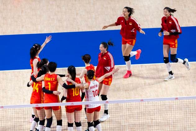 Volleyball, Frauen, FIVB Nations League, China - Kanada June 13, 2023, Hong Kong, Hong Kong: Team China celebrate their victory after the preliminary match of FIVB Volleyball Nations League Hong Kong 2023 between China and Canada at Hong Kong Coliseum. Final score; China 3:0 Canada. Hong Kong Hong Kong - ZUMAs197 20230613_zaa_s197_064 Copyright: xBenxLaux