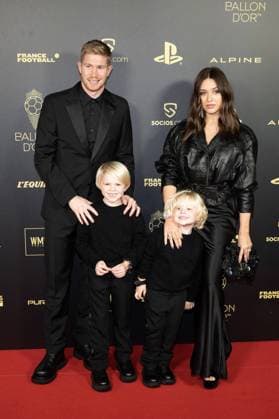 Ballon d Or 2022 - Paris Kevin De Bruyne and his wife Michele Lacroix with their children arrive at the Ballon dOr 2022 Ceremony at the Chatelet theater, on October 17, 2022 in Paris, France. Photo by David Niviere ABACAPRESS.COM PARIS France  Copyright: xNivierexDavid ABACAPRESS.COMx 828665_058 NivierexDavid ABACAPRESS.COMx 828665_058