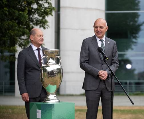 Football, 2022 2023 season, photo opportunity UEFA Euro 2024, f l Federal Chancellor Olaf Scholz, Bernd Neuendorf President DFB and cup, 14 06 2023, Copyright: xSebastianxRäppold MatthiasxKochx