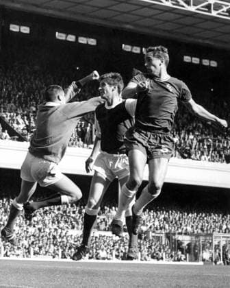 Arsenal v Chelsea Excitement around the Arsenal v Chelsea Excitement around the Arsenal goal-mouth as their goalkeeper, Jim Furnell punches clear a ball from the wing. Centre-half, Gordon Ferry (deputising for Ian Ure) keeps guard of the Chelsea right-half, John Hollins, during the London Derby ay Highbury. 26th September 1964, Credit:TALKING Photoshot Avalon Great Britain, Checked  Copyright: xTALKINGxSPORT Photoshotx xAvalonx PHT_OBIT_Footballer_John_Hollins_503937019