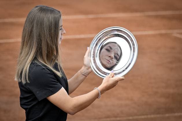 Sport Themen der Woche KW24 Sport Bilder des Tages Karolina Muchova, Czech tennis player and 2023 French Open finalist, poses with trophy for 2nd place after a press conference, PK, Pressekonferenz on June 14, 2023, in Prague, Czech Republic. (CTKxPhoto VitxSimanek) CTKPhotoP2023061404009  CTKPhotoP2023061404009