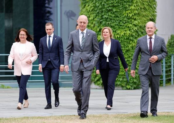 Heike Ullrich, Secretary General of the German Football Association DFB , Tournament Director EURO 2024 Philipp Lahm, Bernd Neuendorf, President, German Football Association, Nancy Faeser, Federal Minister of the Interior and for Home Affairs, Olaf Scholz, Federal Chancellor, Germany, Berlin, Federal Chancellery, Picture session of Chancellor Scholz and Federal Minister Faeser with representatives of the DFB on the occasion of the European Football Championship 2024 in Germany.