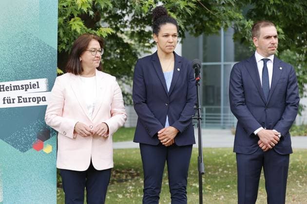 Heike Ullrich, Secretary General of the German Football Association DFB , Celia Sasic Vice President for Equality and Diversity in the DFB Presidium, Tournament Director EURO 2024 Philipp Lahm, Germany, Berlin, Federal Chancellery, Picture session of Chancellor Scholz and Federal Minister Faeser with representatives of the DFB on the occasion of the European Football Championship 2024 in Germany.