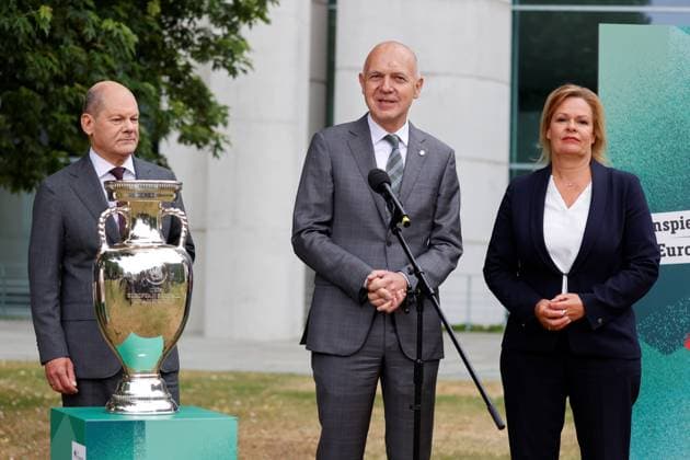 Olaf Scholz, Federal Chancellor, Bernd Neuendorf, President German Football Association, Nancy Faeser, Federal Minister of the Interior and for Home Affairs, Germany, Berlin, Federal Chancellery, Picture session of Chancellor Scholz and Federal Minister Faeser with representatives of the DFB on the occasion of the 2024 European Football Championship in Germany.