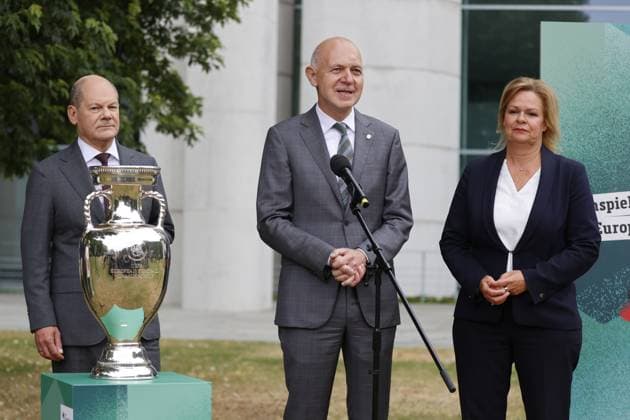 Olaf Scholz, Federal Chancellor, Bernd Neuendorf, President German Football Association, Nancy Faeser, Federal Minister of the Interior and for Home Affairs, Germany, Berlin, Federal Chancellery, Picture session of Chancellor Scholz and Federal Minister Faeser with representatives of the DFB on the occasion of the 2024 European Football Championship in Germany.