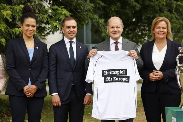 Celia Sasic Vice President for Equality and Diversity in the DFB Presidium, Tournament Director EURO 2024 Philipp Lahm, Olaf Scholz, Federal Chancellor, Nancy Faeser, Federal Minister of the Interior and for Home Affairs, Germany, Berlin, Federal Chancellery, Picture session of Chancellor Scholz and Federal Minister Faeser with representatives of the DFB on the occasion of the European Football Championship 2024 in Germany.