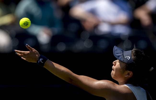 ROSMALEN - Carol Zhao (CAN) in action against Veronika Kudermetova (RUS) on the third day of the Libema Open tennis tournament in Rosmalen. ANP SANDER KONING netherlands out - belgium out Rosmalen xVIxxIVx 471597494 originalFilename: 0259861513st.jpg