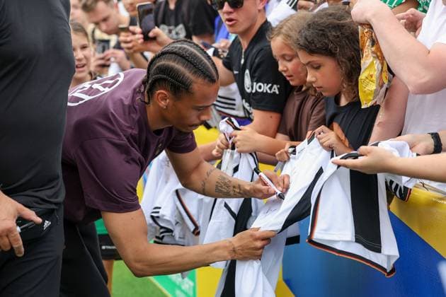 Frankfurt am Main, 14 June 2923 UEFA EURO 2024 One Year To Go press event Hauptwache at Katharinenkirche in Frankfurt am Main v l , Leroy SanÃ signs autographs Copyright: JoaquimxFerreira