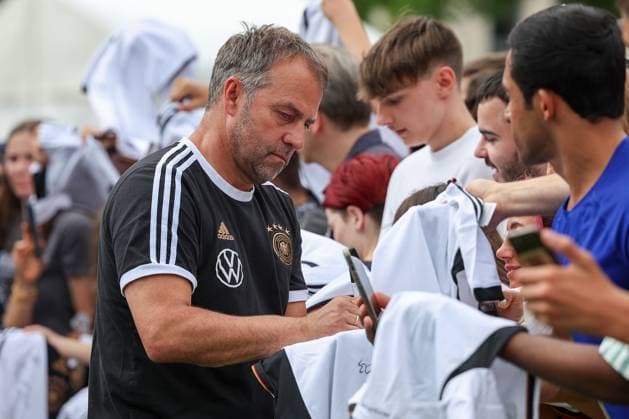 Frankfurt am Main, 14 June 2923 UEFA EURO 2024 One Year To Go press event Hauptwache at Katharinenkirche in Frankfurt am Main v l , Leroy SanÃ signs autographs Copyright: JoaquimxFerreira