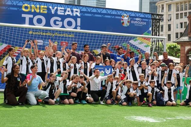 Frankfurt am Main, 14 June 2923 UEFA EURO 2024 One Year To Go press event Hauptwache at St. Catherines Church in Frankfurt am Main v l , children have their picture taken with the stars, rejoice, cheer Copyright: JoaquimxFerreira