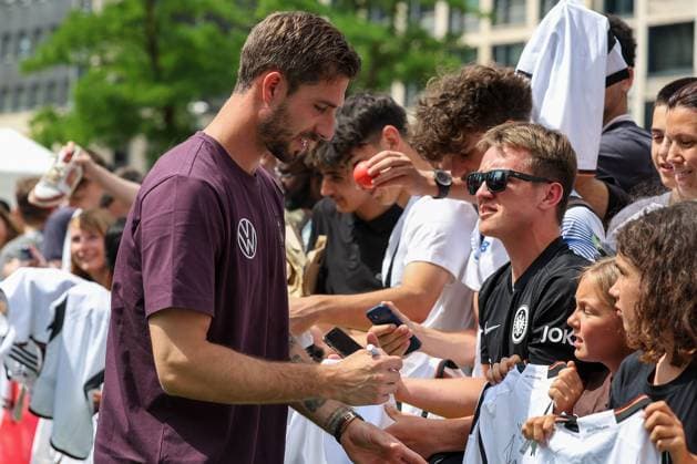 Frankfurt am Main, 14 June 2923 UEFA EURO 2024 One Year To Go press event Hauptwache at St. Catherines Church in Frankfurt am Main v l , goalkeeper Kevin Trapp signs autographs Copyright: JoaquimxFerreira