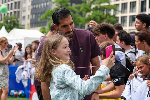 Frankfurt am Main, 14 June 2923 UEFA EURO 2024 One Year To Go press event Hauptwache at Katharinenkirche in Frankfurt am Main v l , Emre Can signs autographs, takes selfie s with fans Copyright: JoaquimxFerreira
