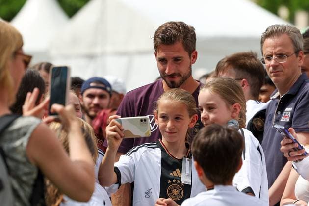 Frankfurt am Main, 14 June 2923 UEFA EURO 2024 One Year To Go press event Hauptwache at St. Catherines Church in Frankfurt am Main v l , goalkeeper Kevin Trapp signs autographs, takes selfies with fans Copyright: JoaquimxFerreira