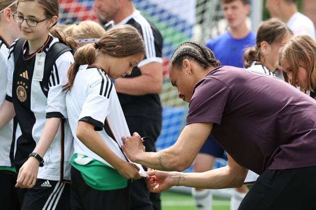 Frankfurt am Main, 14 June 2923 UEFA EURO 2024 One Year To Go press event Hauptwache at Katharinenkirche in Frankfurt am Main v l , Leroy SanÃ signs autographs Copyright: JoaquimxFerreira
