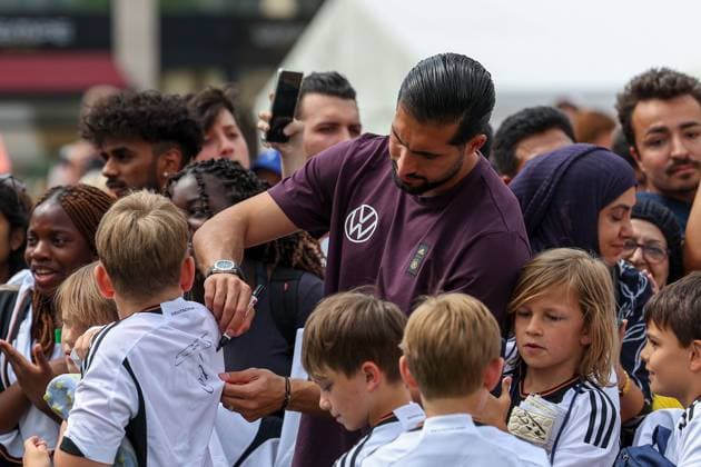 Frankfurt am Main, 14 June 2923 UEFA EURO 2024 One Year To Go press event Hauptwache at Katharinenkirche in Frankfurt am Main v l , Emre Can signs autographs, takes selfie s with fans Copyright: JoaquimxFerreira