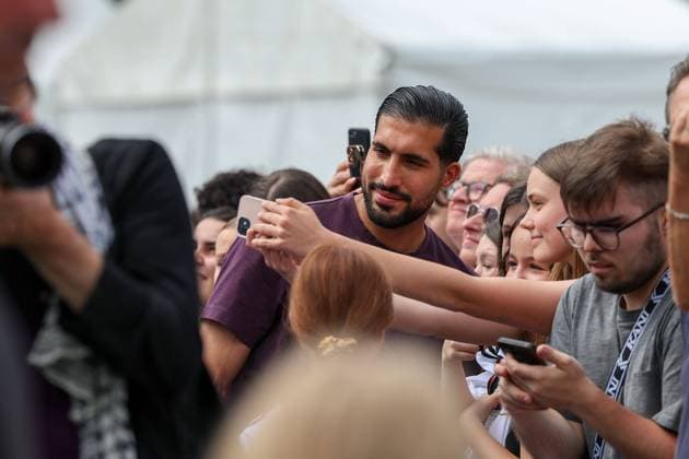 Frankfurt am Main, 14 June 2923 UEFA EURO 2024 One Year To Go press event Hauptwache at Katharinenkirche in Frankfurt am Main v l , Emre Can signs autographs, takes selfie s with fans Copyright: JoaquimxFerreira