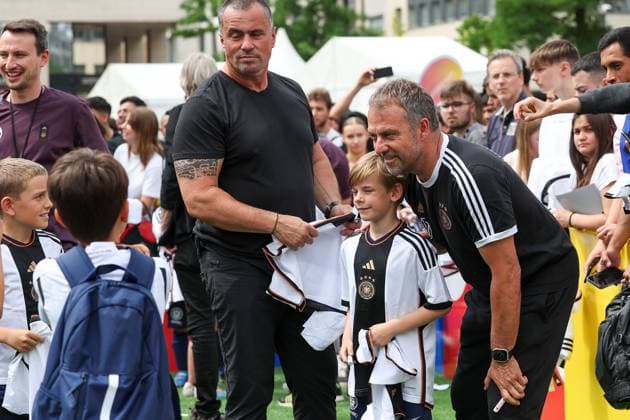 Frankfurt am Main, 14 June 2923 UEFA EURO 2024 One Year To Go press event Hauptwache at Katharinenkirche in Frankfurt am Main v l , Leroy SanÃ signs autographs Copyright: JoaquimxFerreira