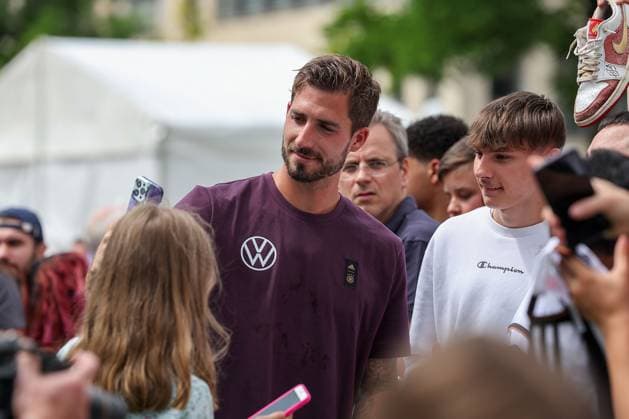 Frankfurt am Main, 14 June 2923 UEFA EURO 2024 One Year To Go press event Hauptwache at St. Catherines Church in Frankfurt am Main v l , goalkeeper Kevin Trapp signs autographs, takes selfies with fans Copyright: JoaquimxFerreira