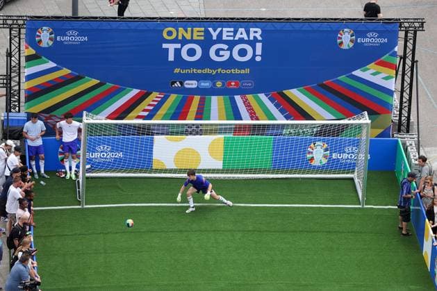 Frankfurt am Main, on 14 June 2923 press event UEFA EURO 2024 One Year To Go Hauptwache at Katharinenkirche in Frankfurt am Main v l , goal shooting in Hauptwache, logo One Year To Go Copyright: JoaquimxFerreira