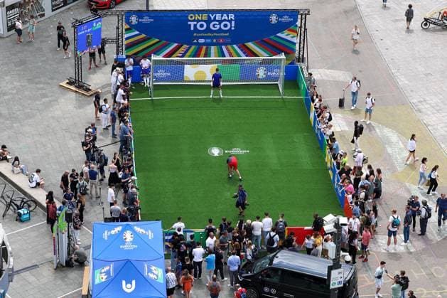 Frankfurt am Main, on 14 June 2923 press event UEFA EURO 2024 One Year To Go Hauptwache at Katharinenkirche in Frankfurt am Main v l , goal shooting in Hauptwache, logo One Year To Go Copyright: JoaquimxFerreira