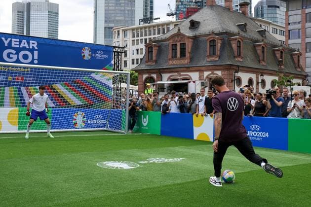 Frankfurt am Main, 14 June 2923 UEFA EURO 2024 One Year To Go press event Hauptwache at Katharinenkirche in Frankfurt am Main v l , Kevin Trapp as striker, shoots at goal Copyright: JoaquimxFerreira