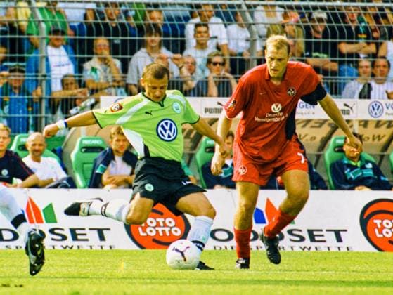 RECORD DATE NOT STATED Aus 1. BL. Saison 200 01 VfL Wolfsburg - 1. FC Kaiserslautern 4:0 am 19.08.2000. Im Foto. am Ball WOB Spieler Dorinel Munteanu 14 gegen Marian Hristov 7 *** From 1 BL season 200 01 VfL Wolfsburg 1 FC Kaiserslautern 4 0 on 19 08 2000 In the photo on the ball WOB player Dorinel Munteanu 14 against Marian Hristov 7