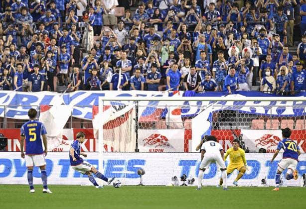 Football: Japan-El Salvador friendly Japan s Ayase Ueda (2nd from L) scores a goal with a penalty kick in the first half of an international football friendly against El Salvador on June 15, 2023, at Toyota Stadium in Toyota in Aichi Prefecture, central Japan.  A14AA0001586712P 