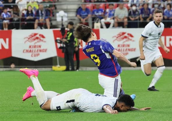 June 15, 2023, Toyota, Japan - Japan s Ayase Ueda ( 3) is collapsed by an El Salvador player and gets a penalty shoot during an International Friendly, Länderspiel, Nationalmannschaft match Kirin Challenge Cup at the Toyota stadium in Toyota, Aichi prefecture on Thursday, June 15, 2023. Japan defeated El Salvador 6-0. (photo by Yoshio Tsunoda AFLO) Noxthirdxpartyxsales  (0260068134st)