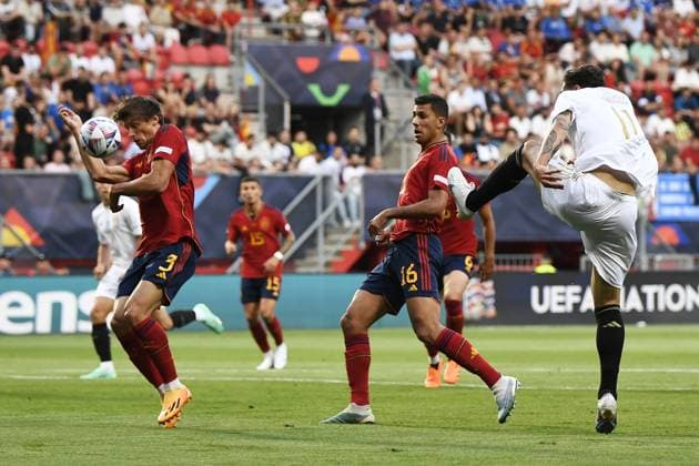 Foto Fabio Ferrari LaPresse 15 Giugno 2023 - Enschede, Paesi Bassi - calcio - Spagna v Italia - Uefa Nations League - Semi-finale - FC Twente Stadion-Enschede. Nella foto: il fallo di mano di Robin Le Normand (Spain) per il rigore concesso all Italia June 15, 2023 Enschede, Netherland - sport, calcio - Spain v Italy - Uefa Nations League - Semi-finale - FC Twente Stadion-Enschede. In the pic: Robin Le Normand s (Spain) hand foul for the penalty to Italy  Copyright: xFabioxFerrari LaPresse FABIOFERRx