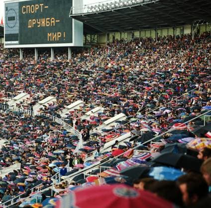 Moscow, USSR. Spectators watch the opening ceremony of the Druzhba 84 International Competition at the Grand Sports Arena of the Central Lenin Stadium. TASS  22496421