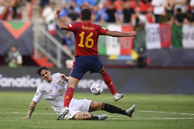 Foto Fabio Ferrari LaPresse 15 Giugno 2023 - Enschede, Paesi Bassi - calcio - Spagna v Italia - Uefa Nations League - Semi-finale - FC Twente Stadion-Enschede. Nella foto: Nicol& xf2; Zaniolo (Italy) Rodrigo (Spain) June 15, 2023 Enschede, Netherland - sport, calcio - Spain v Italy - Uefa Nations League - Semi-finale - FC Twente Stadion-Enschede. In the pic: Nicol& xf2; Zaniolo (Italy) Rodrigo (Spain)  Copyright: xFabioxFerrari LaPresse FerrariFax