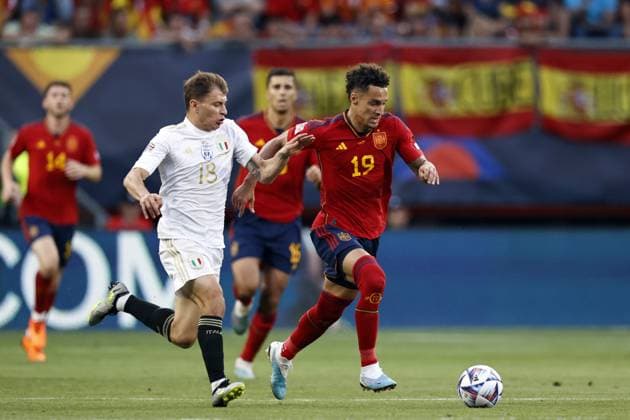 ENSCHEDE - (lr) Nicolo Barella of Italy, Rodrig of Spain during the UEFA Nations League semifinal match between Spain and Italy at Stadion De Grolsch Veste on June 15, 2023 in Enschede, Netherlands. ANP MAURICE VAN STEEN netherlands out - belgium out Enschede xVIxxIVx 471692393 originalFilename: 0260097455st.jpg