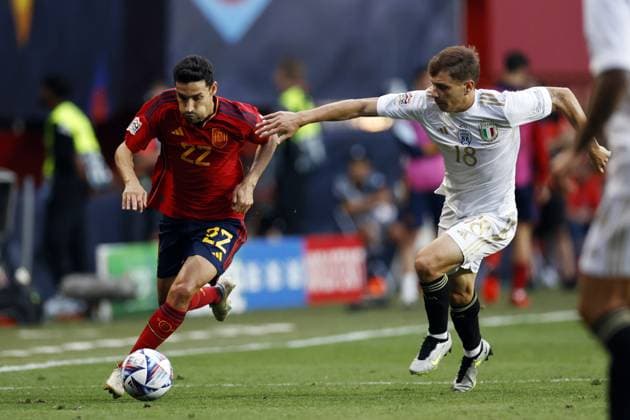 ENSCHEDE - (lr) Jesus Navas of Spain, Nicolo Barella of Italy during the UEFA Nations League semifinal match between Spain and Italy at Stadion De Grolsch Veste on June 15, 2023 in Enschede, Netherlands. ANP MAURICE VAN STEEN netherlands out - belgium out Enschede xVIxxIVx 471693283 originalFilename: 0260099688st.jpg
