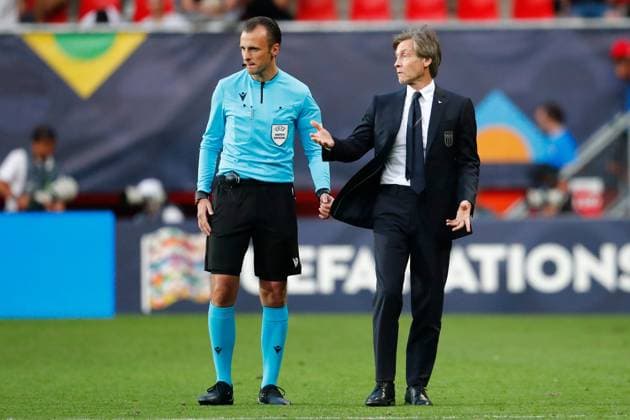 ENSCHEDE, 15-06-2023 , Stadium Grolsch Veste, Nations League semi final 2022 2023 between Spain and Italy, staff Italy discussing with an official Spain - Italy  x21338207x Copyright: