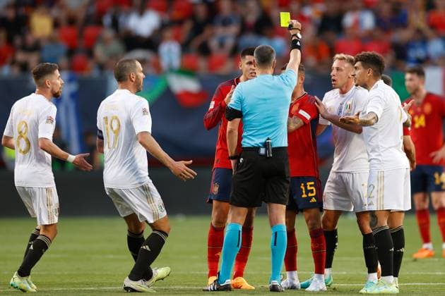 ENSCHEDE, 15-06-2023 , Stadium Grolsch Veste, Nations League semi final 2022 2023 between Spain and Italy, referee Slavko Vincic showing Spain player Jordi Alba a yellow card Spain - Italy  x21338213x Copyright:
