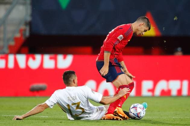 ENSCHEDE, 15-06-2023 , Stadium Grolsch Veste, Nations League semi final 2022 2023 between Spain and Italy, Spain player Alvaro Morata with Italy player Rafael Toloi Spain - Italy  x21338233x Copyright: