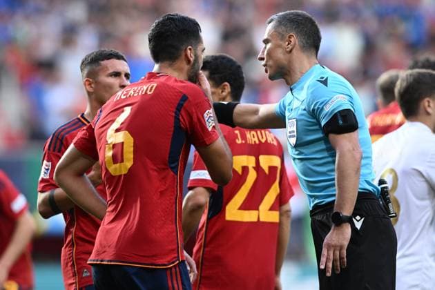 Spain v Italy - UEFA Nations League 2022 23 Semifinal Yeremy Pino of Spain and referee Slavko Vincic of Slovenia speaks with during the UEFA Nations League 2022 23 semifinal match between Spain and Italy at FC Twente Stadium on June 15, 2023 in Enschede, Netherlands. MarkoxLukunic PIXSELL