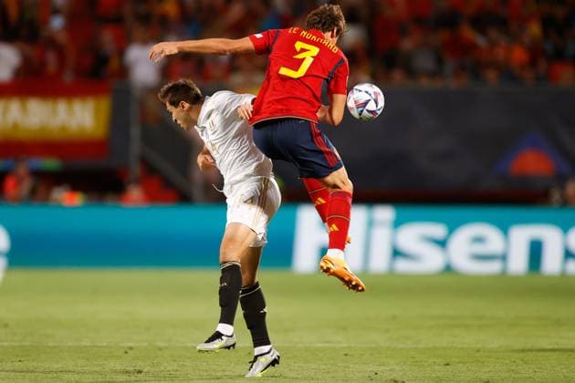 ENSCHEDE, 15-06-2023 , Stadium Grolsch Veste, Nations League semi final 2022 2023 between Spain and Italy, Spain player Robin Le Normand and Italy player Federico Chiesa Spain - Italy  x21338769x Copyright: