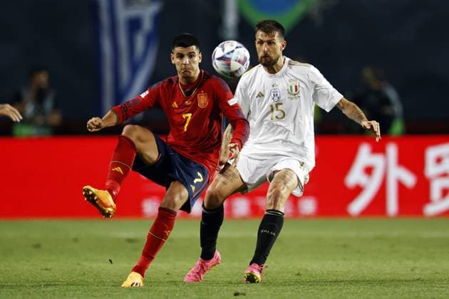 ENSCHEDE - (l-r) Alvaro Morata of Spain, Francesco Acerbi of Italy during the UEFA Nations League semifinal match between Spain and Italy at Stadion De Grolsch Veste on June 15, 2023 in Enschede, Netherlands. ANP MAURICE VAN STEEN netherlands out - belgium out Enschede xVIxxIVx 471695927 originalFilename: 0260104793st.jpg