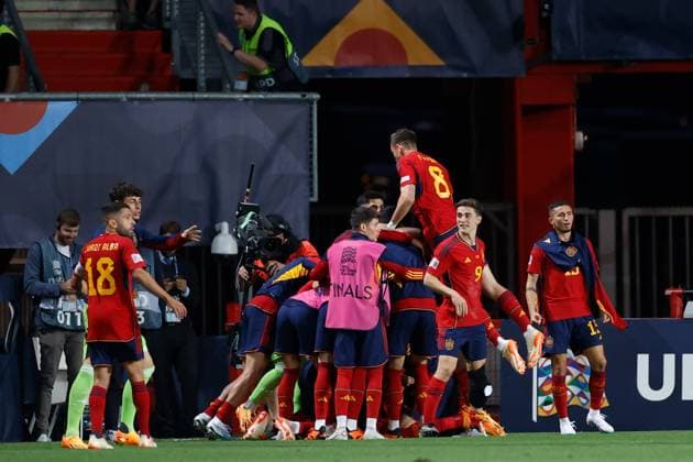 ENSCHEDE, 15-06-2023 , Stadium Grolsch Veste, Nations League semi final 2022 2023 between Spain and Italy, Spain player Joselu celebrating the 2-1 with his teammates Spain - Italy  x21338789x Copyright: