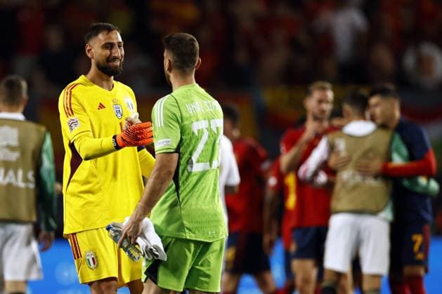 ENSCHEDE - (lr) Italy goalkeeper Gianluigi Donnarumma, Spain goalkeeper Unai Simon after the UEFA Nations League semifinal match between Spain and Italy at Stadion De Grolsch Veste on June 15, 2023 in Enschede, Netherlands. ANP MAURICE VAN STONE UEFA Nations League - Semi Final 2023 xVIxANPxSportx xxANPxIVx 471696995 originalFilename: 471696995.jpg