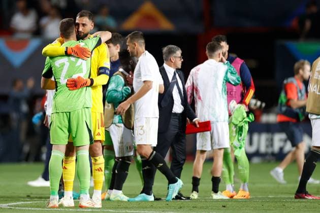 Sport Bilder des Tages ENSCHEDE, 15-06-2023 , Stadium Grolsch Veste, Nations League semi final 2022 2023 between Spain and Italy, Italy goalkeeper Gianluigi Donnarumma and Spain goalkeeper Unai Sim n after the match Spain - Italy 2-1 Spain - Italy  x21338828x Copyright: