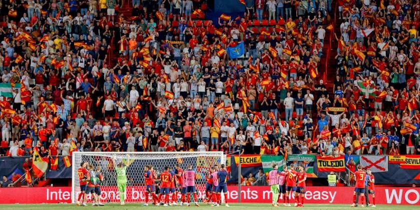ENSCHEDE, 15-06-2023 , Stadium Grolsch Veste, Nations League semi final 2022 2023 between Spain and Italy, Spain players celebrating with the supporters after the match Spain - Italy 2-1 Spain - Italy  x21338840x Copyright: