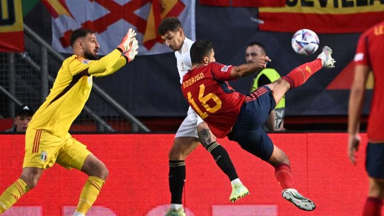 Netherlands, Enschede, 150623. Football players Gianluigi Donnarumma and Rodri during the UEFA Nations League semi-final match between Spain and Italy at De Grolsch Veste Stadium. Photo: Ante Cizmic CROPIX Split CROATIA Copyright: xxAntexCizmicx spanjolska_italija32-150623