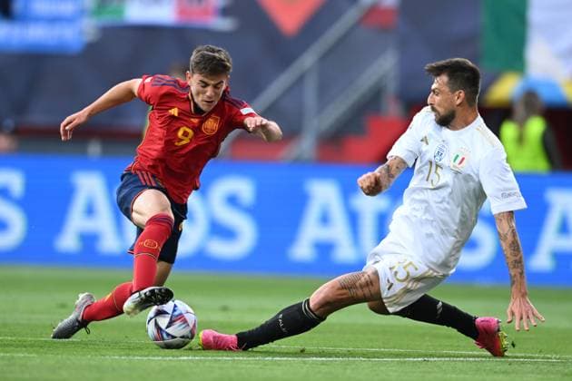 Gavi Pablo Martin (Spain)Francesco Acerbi (Italy) during the UEFA Nations League 2022-2023 match between Spain 2-1 Italy at De Grolsh Veste Stadium on June 15, 2023 in Enschede, Netherlands. Noxthirdxpartyxsales  (221589781)