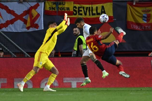 Rodri Hernandez (Spain)Giovanni Di Lorenzo (Italy)Gianluigi Donnarumma (Italy) during the UEFA Nations League 2022-2023 match between Spain 2-1 Italy at De Grolsh Veste Stadium on June 15, 2023 in Enschede, Netherlands. Noxthirdxpartyxsales  (221590245)