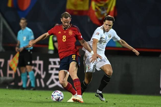Fabian Ruiz (Spain)Federico Chiesa (Italy) during the UEFA Nations League 2022-2023 match between Spain 2-1 Italy at De Grolsh Veste Stadium on June 15, 2023 in Enschede, Netherlands. Noxthirdxpartyxsales  (221592092)