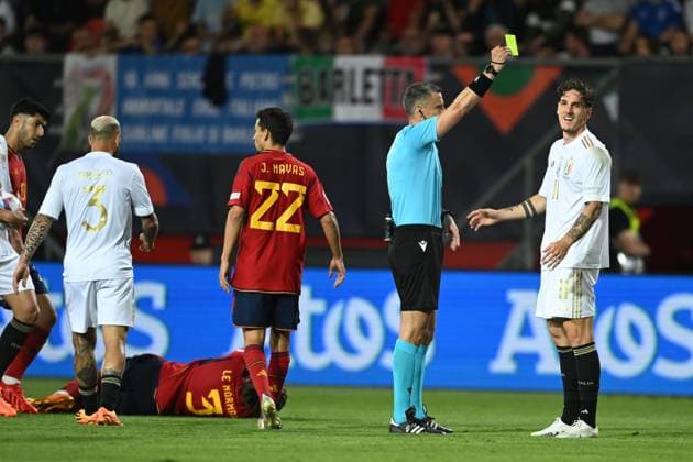 Nicolo Zaniolo (Italy)Slavko Vincic (Referee)Robin Le Normand (Spain) during the UEFA Nations League 2022-2023 match between Spain 2-1 Italy at De Grolsh Veste Stadium on June 15, 2023 in Enschede, Netherlands. Noxthirdxpartyxsales  (221592671)