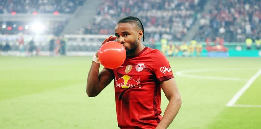 03.06.23 DFB-Pokal Finale RB Leipzig - Eintracht Frankfurt Deutschland, Berlin, 03.06.2023, Fussball, DFB-Pokal, Finale, RB Leipzig - Eintracht Frankfurt: Christopher Nkunku (RB Leipzig); Jubel Tor 1:0 Nkunku Luftballon. *** 03 06 23 DFB Pokal final RB Leipzig Eintracht Frankfurt Germany, Berlin, 03 06 2023, football, DFB Pokal, final, RB Leipzig Eintracht Frankfurt Christopher Nkunku RB Leipzig cheering goal 1 0 Nkunku balloon